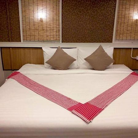 Thousand-Ten Thousand Hotel Bangkok Bagian luar foto