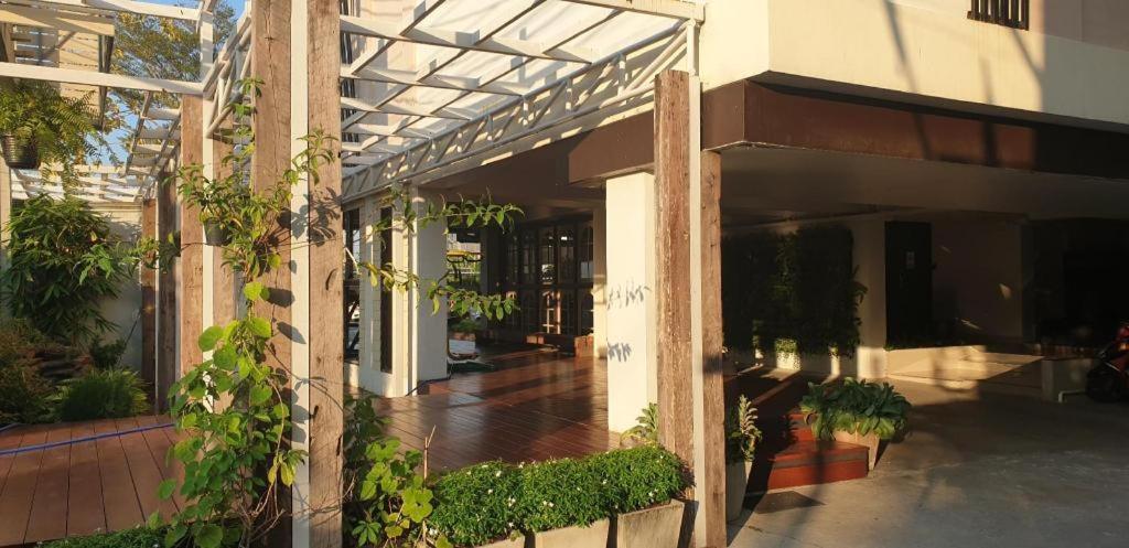 Thousand-Ten Thousand Hotel Bangkok Bagian luar foto