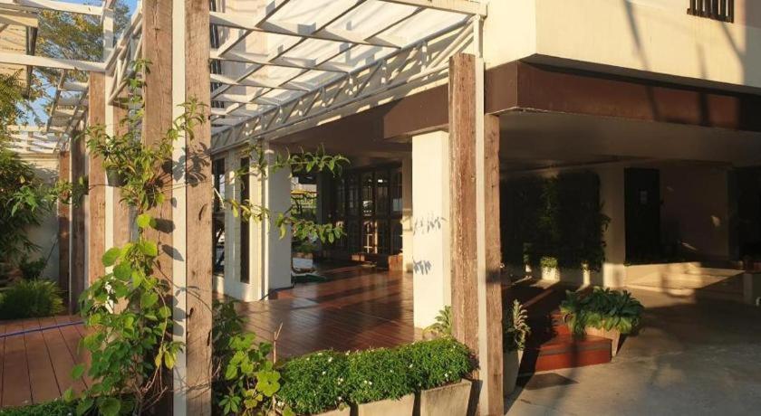 Thousand-Ten Thousand Hotel Bangkok Bagian luar foto